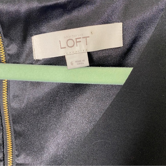 LOFT Black V-Neck Sleeveless Dress Size 6 Gold Zip Back Work Office Minimalist - Picture 5 of 7